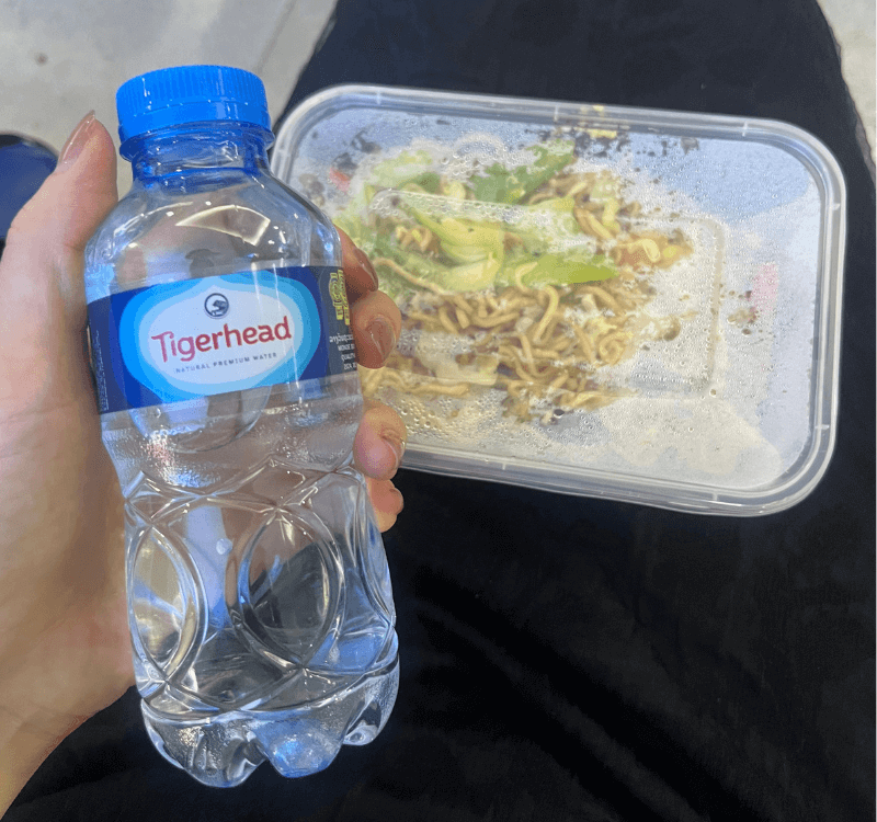 ベトジェットから提供された水と食事